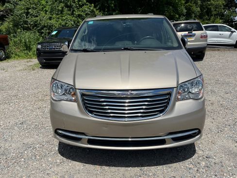 Used 2015 Chrysler Town & Country Touring-L w/ Driver Convenience Group FWD image 3