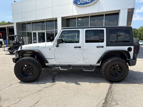 Used 2014 Jeep Wrangler Unlimited Rubicon w/ Connectivity Group AWD/4WD image 4