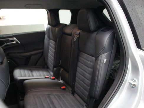 New 2025 Mitsubishi Outlander SE image 25