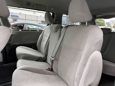 Used 2020 Toyota Sienna LE FWD image 12