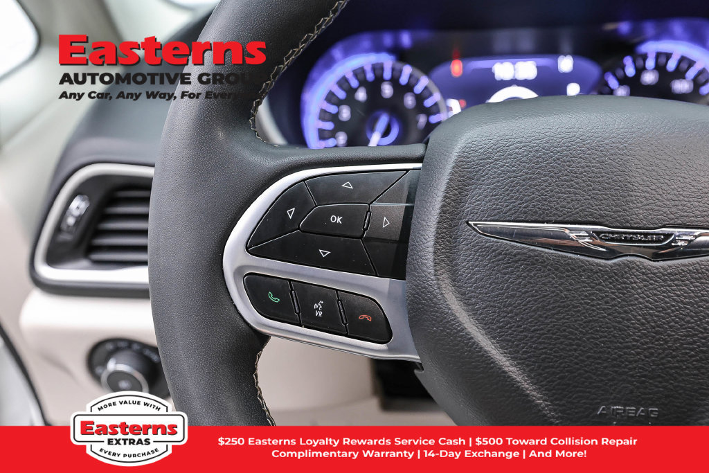 Used 2023 Chrysler Pacifica Touring-L FWD image 15