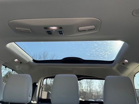 Certified 2025 Land Rover Discovery Dynamic SE image 29