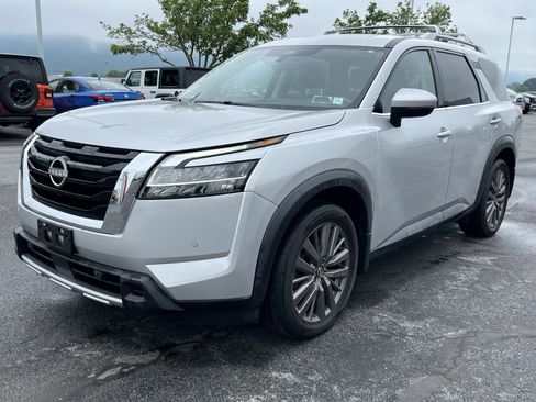 Used 2023 Nissan Pathfinder SL w/ SL Premium Package AWD/4WD image 10