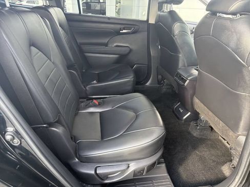 Used 2024 Toyota Highlander XLE AWD/4WD image 28