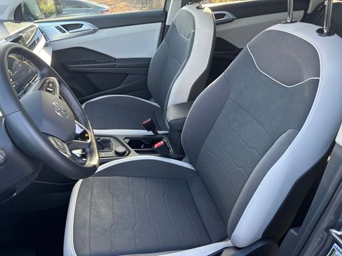 Used 2025 Volkswagen Taos SE image 36