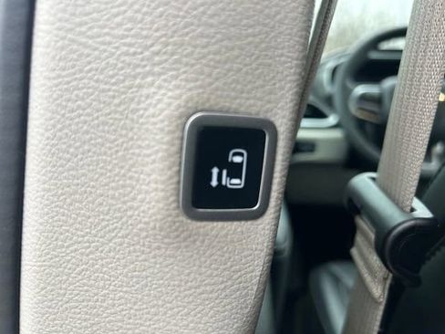 Used 2024 Chrysler Pacifica Touring-L image 18