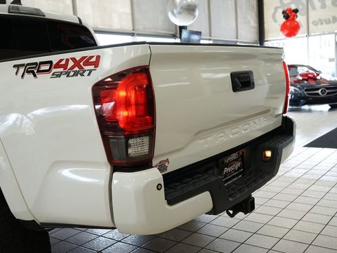Used 2018 Toyota Tacoma TRD Sport w/ Technology Package image 12