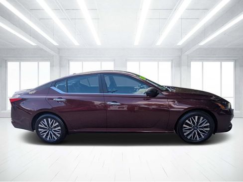 Used 2024 Nissan Altima 2.5 SV FWD image 2