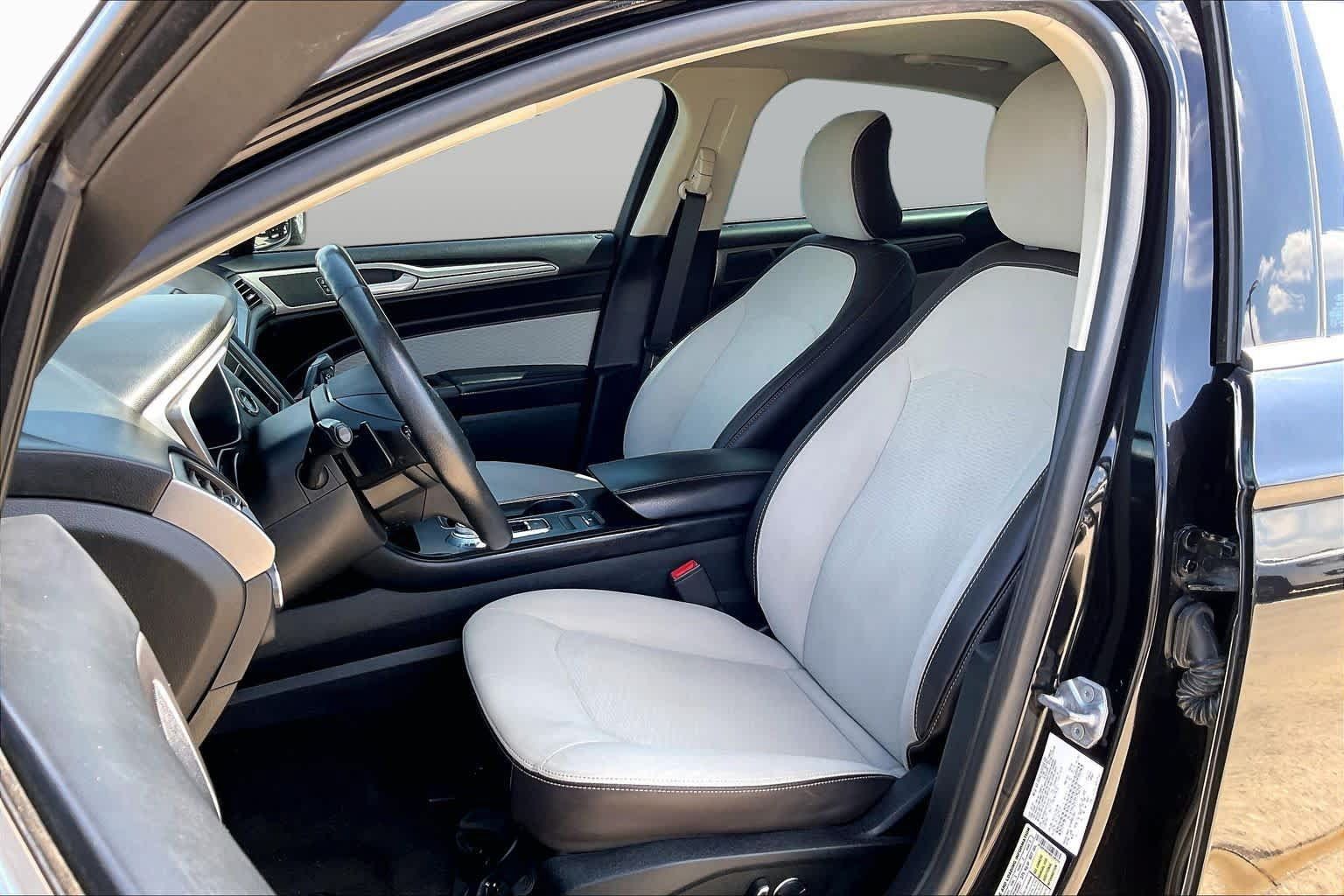 Used 2019 Ford Fusion SE w/ Equipment Group 151A FWD image 8