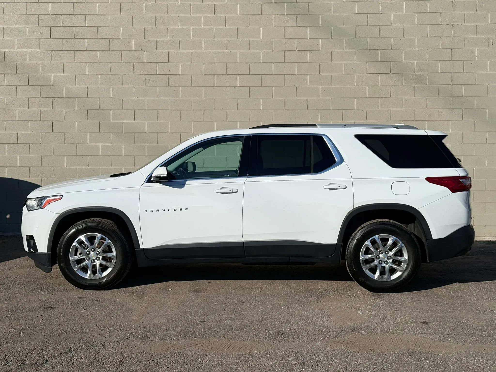 Used 2018 Chevrolet Traverse LT FWD image 3