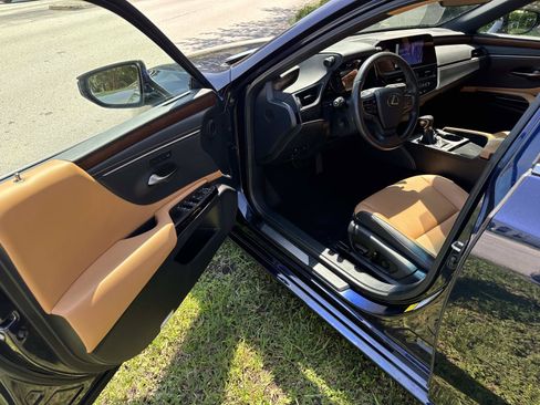 Used 2025 Lexus ES 350 w/ Premium Package FWD image 11