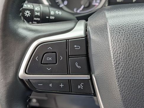 Used 2023 Toyota Highlander XLE FWD image 23