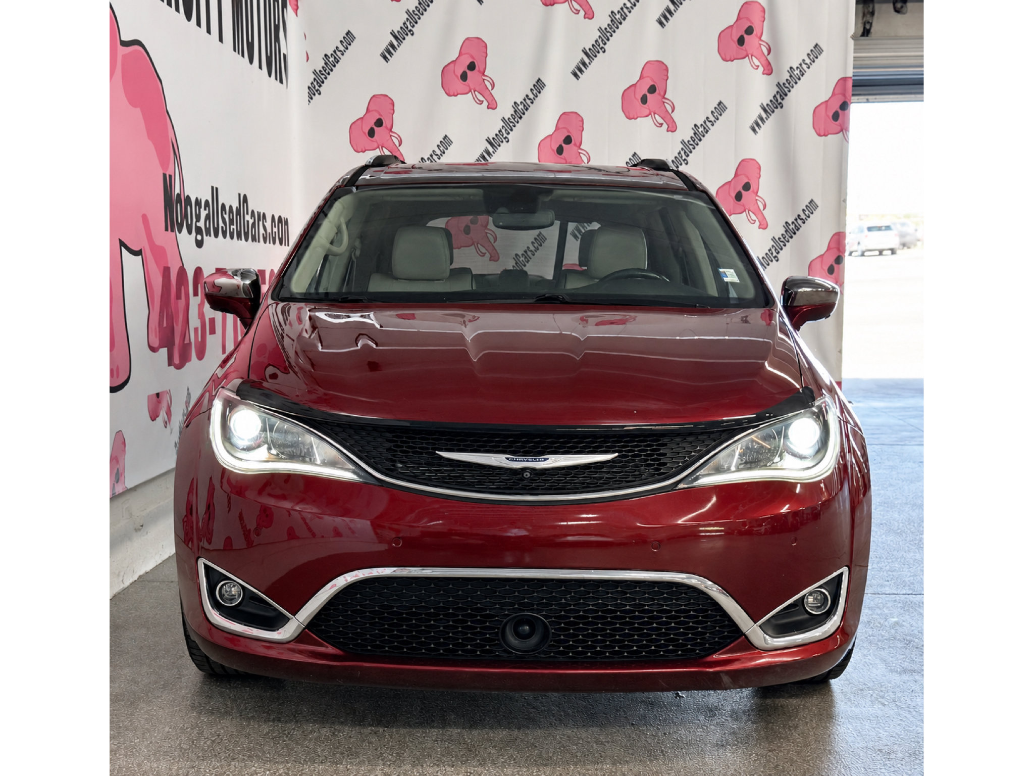 Used 2019 Chrysler Pacifica Limited w/ Tire & Wheel Group FWD image 4