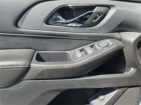 Used 2021 Chevrolet Traverse LT image 25