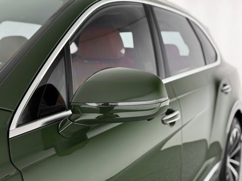 Used 2025 Bentley Bentayga image 44