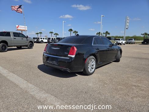 Used 2017 Chrysler 300 Limited image 7