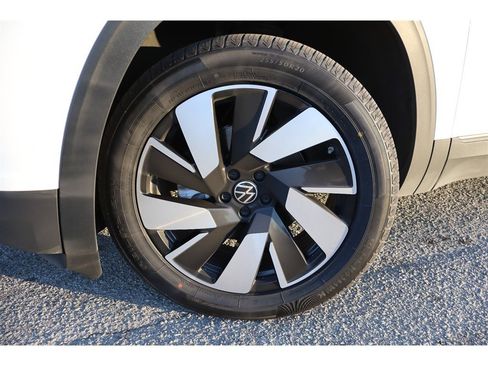 Used 2025 Volkswagen Atlas Cross Sport SE image 13