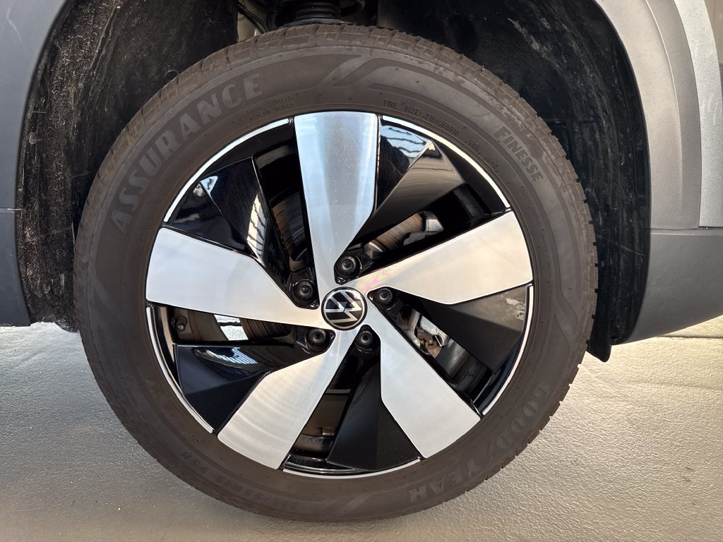 Certified 2025 Volkswagen Taos S AWD/4WD image 2