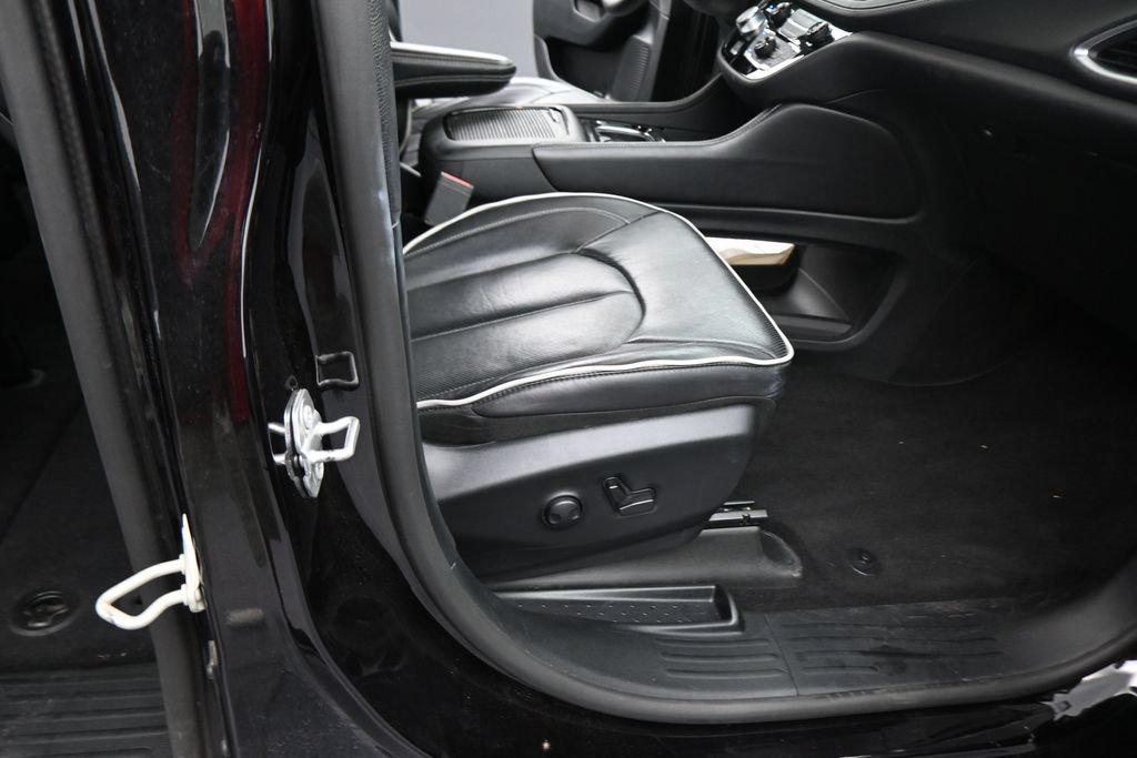 Used 2025 Chrysler Pacifica Limited FWD image 50