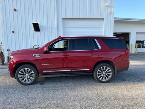 Used 2021 GMC Yukon Denali w/ Denali Premium Package AWD/4WD image 3