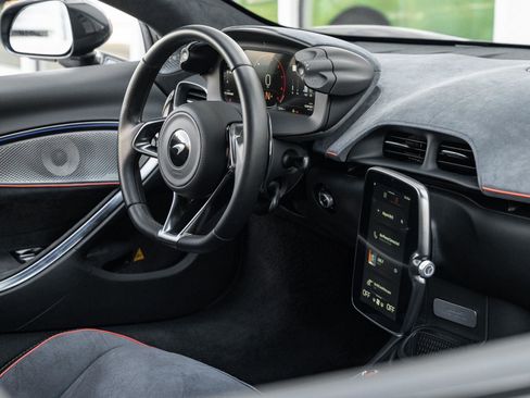 Used 2025 McLaren Artura RWD image 24