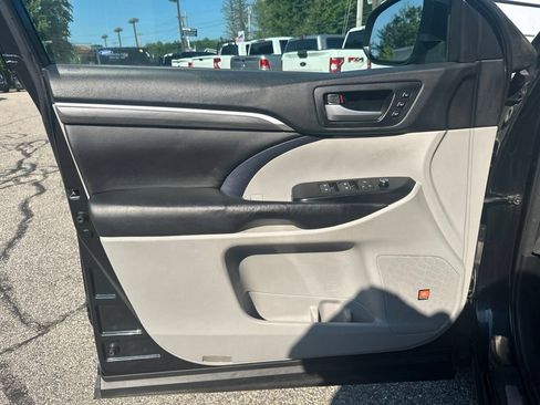 Used 2018 Toyota Highlander Limited Platinum w/ Carpet Mat Package (TMS) AWD/4WD image 16