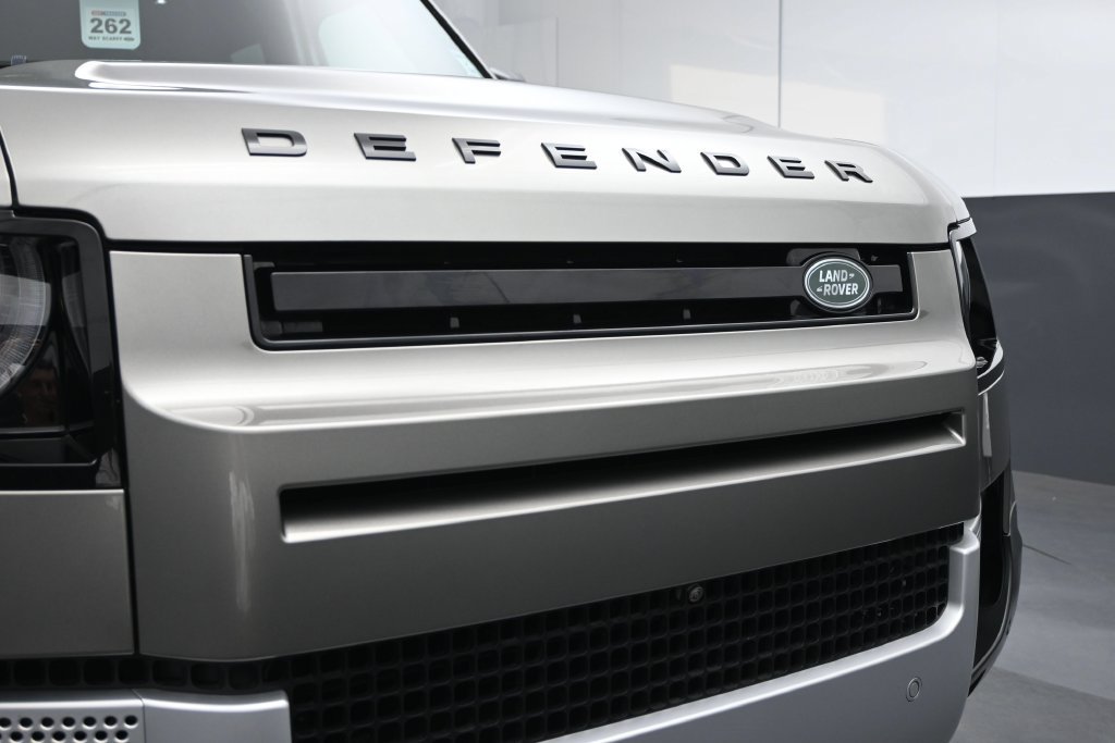 Used 2025 Land Rover Defender 110 S AWD/4WD image 5