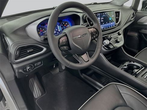 Used 2025 Chrysler Pacifica Limited image 17