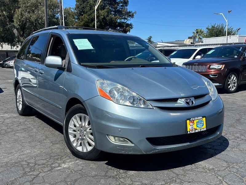 Used 2010 Toyota Sienna XLE FWD image 1