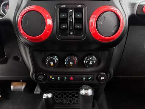 Used 2014 Jeep Wrangler Unlimited Sahara w/ Connectivity Group AWD/4WD image 17