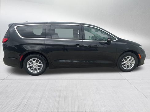 Used 2023 Chrysler Pacifica Touring-L image 5
