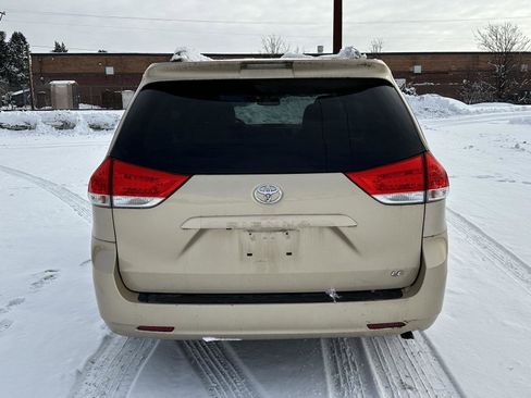 Used 2012 Toyota Sienna LE image 7