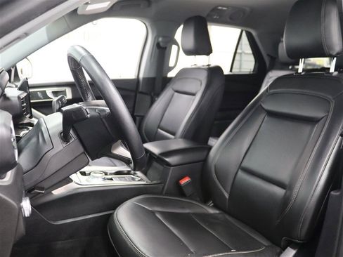 Used 2022 Ford Explorer XLT w/ Equipment Group 202A image 7