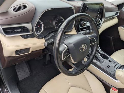 Used 2022 Toyota Highlander XLE image 10