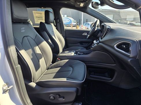 New 2027 Chrysler Pacifica Limited AWD/4WD image 14