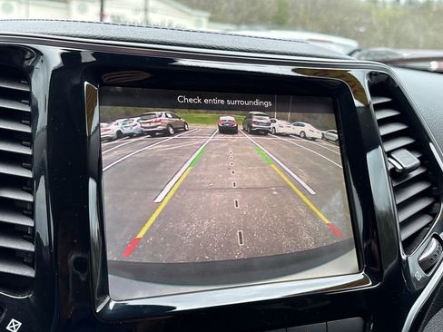 Used 2019 Jeep Cherokee Limited w/ Technology Group image 15