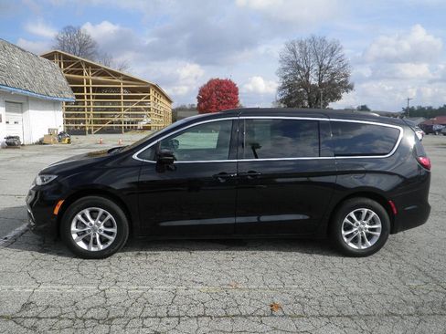 Used 2022 Chrysler Pacifica Touring image 4