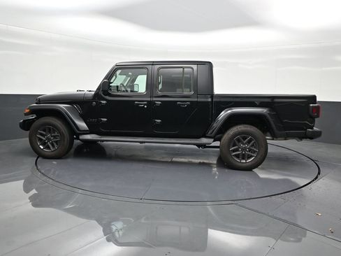 Used 2025 Jeep Gladiator Sport image 2