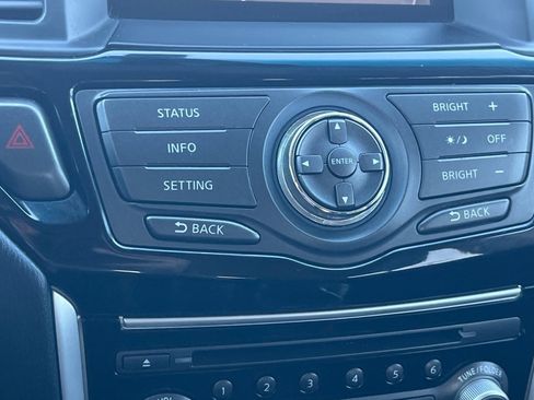 Used 2015 Nissan Pathfinder SV image 18