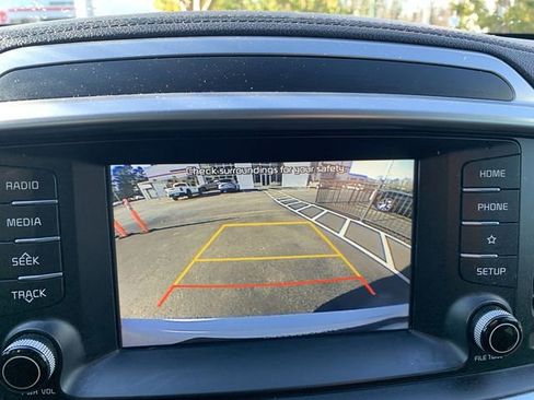 Used 2020 Kia Sorento LX image 22