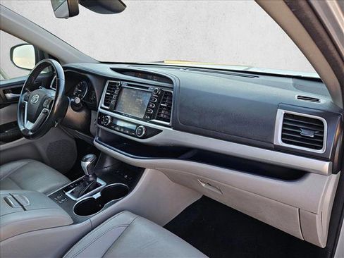 Used 2017 Toyota Highlander XLE image 23