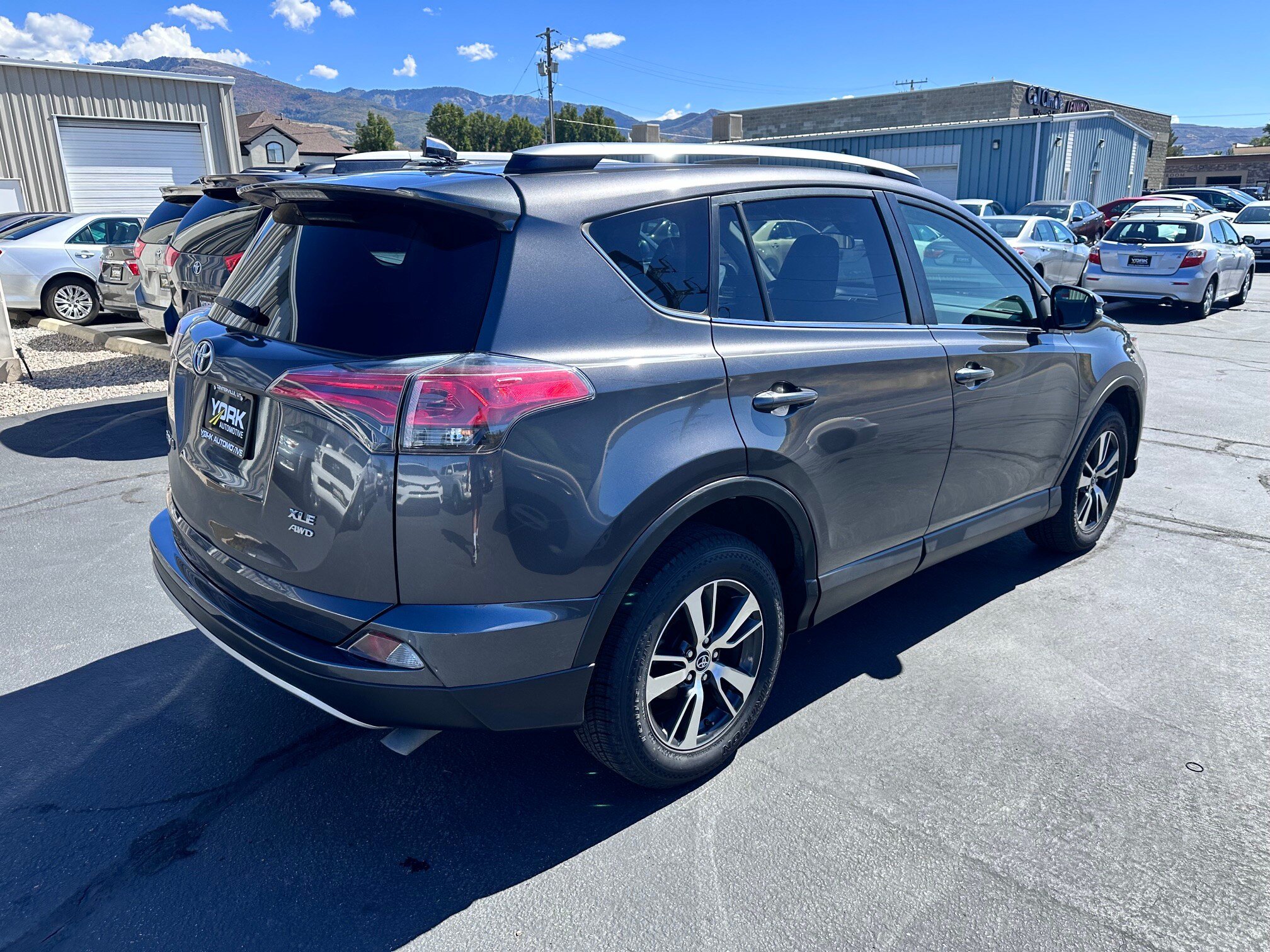 Used 2018 Toyota RAV4 XLE AWD/4WD image 3