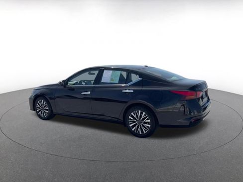 Used 2025 Nissan Altima 2.5 SV FWD image 10