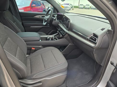 Used 2025 Chevrolet Traverse LT w/ Driver Confidence Package FWD image 26