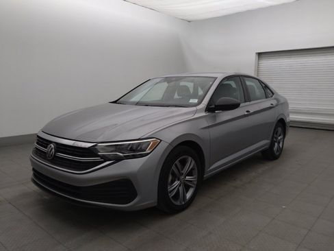 Used 2024 Volkswagen Jetta SE FWD image 2