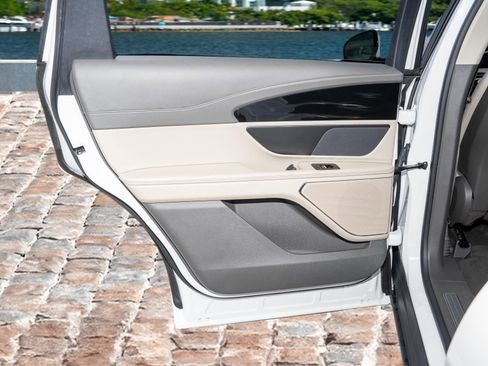 Used 2024 Lincoln Nautilus Reserve image 12