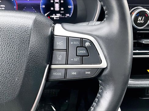 Used 2023 Toyota Highlander Platinum image 18