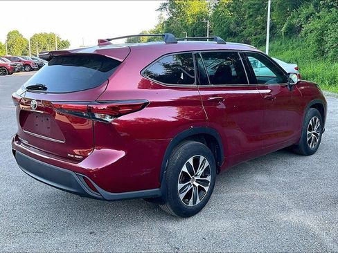 Used 2022 Toyota Highlander XLE AWD/4WD image 6