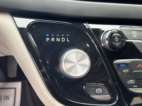 Used 2019 Chrysler Pacifica Touring-L FWD image 18