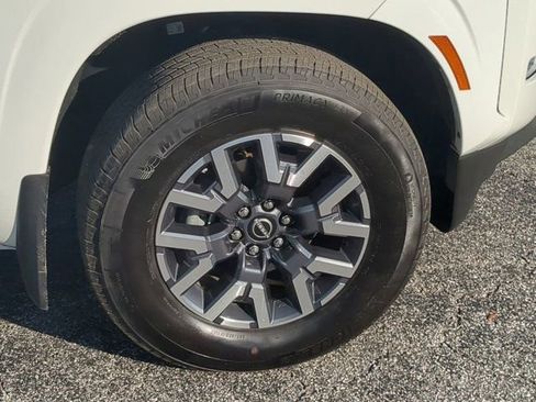 Used 2024 Nissan Frontier SL w/ Technology Package RWD image 10